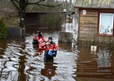 Naujenes pagastā glābēji evakuējuši cilvēku no plašā applūdušā teritorijā esošas mājas