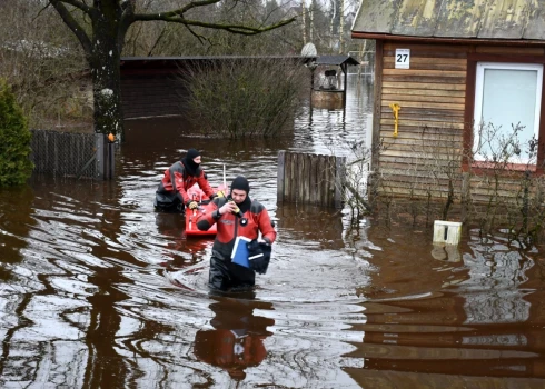 Naujenes pagastā glābēji evakuējuši cilvēku no plašā applūdušā teritorijā esošas mājas. (Ilustratīvs foto)