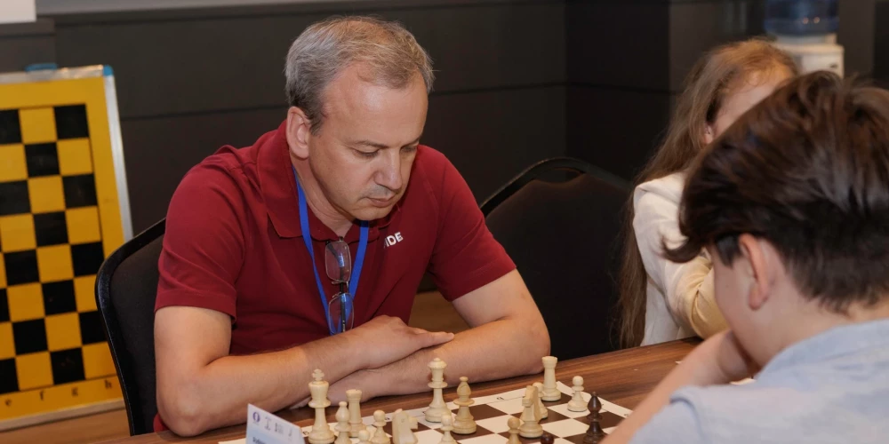FIDE prezidents Arkādijs Dvorkovičs šobrīd manāms Jūrmalā.