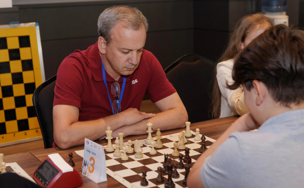 Krievijas elitei pietuvinātais Starptautiskās Šaha federācijas prezidents ieradies Latvijā