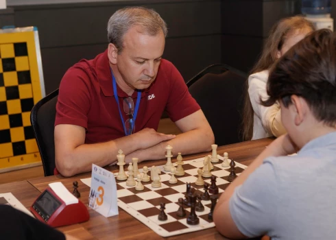 FIDE prezidents Arkādijs Dvorkovičs šobrīd manāms Jūrmalā.