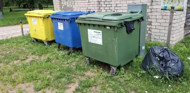 Ziemera pagasta “Atvasēs” atkritumus kāds nav spējīgs pat ielikt atkritumu konteinerā.