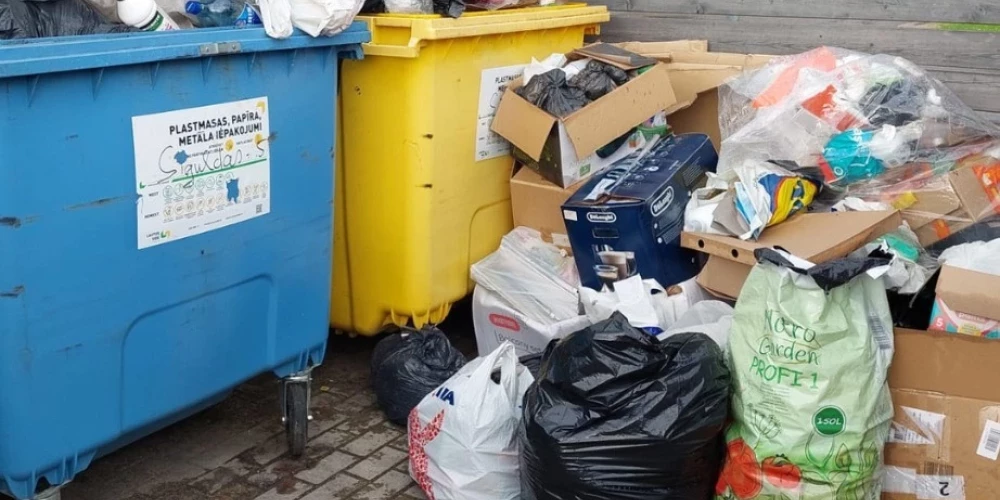 Pašvaldības visā Latvijā ik pa laikam nostrostē šmucīgos iedzīvotājus. Šonedēļ sutu dabūja neapzinīgie alūksnieši, kuri šķiroto atkritumu konteinerus pārbāž ar ārā metamo “mantu”, kurai izgāztuve būtu jāmeklē citviet (attēlā – atkritumu savākšanas laukums Alūksnē, Siguldas ielā).