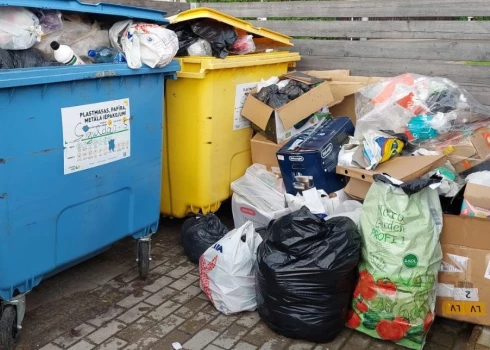 Pašvaldības visā Latvijā ik pa laikam nostrostē šmucīgos iedzīvotājus. Šonedēļ sutu dabūja neapzinīgie alūksnieši, kuri šķiroto atkritumu konteinerus pārbāž ar ārā metamo “mantu”, kurai izgāztuve būtu jāmeklē citviet (attēlā – atkritumu savākšanas laukums Alūksnē, Siguldas ielā).