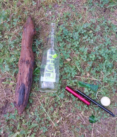 Bauskā vietvaras noalgotais ūdenslīdējs no upes gultnes peldvietā pie Mēmeles pontona laipas izvilka “kaitīgus” priekšmetus, ko tur bija sametuši baušķenieki.