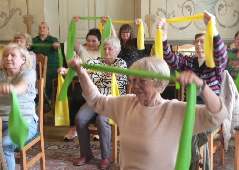 Jāizkustas. Nodarbībā seniores pārliecinājās, ka var kārtīgi pavingrot, arī sēžot uz krēsla.