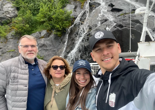 Latvijas ledus hokeja izlases vārtsarga Gustava Dāvja Grigala ģimene 2025. gada vasarā devās ilgi gaidītā ceļojumā uz Aļasku, kur sportists savulaik studēja un spēlēja hokeju.