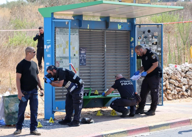Automašīnai ietriecoties autobusa pieturā, Izraēlā astoņi cietušie