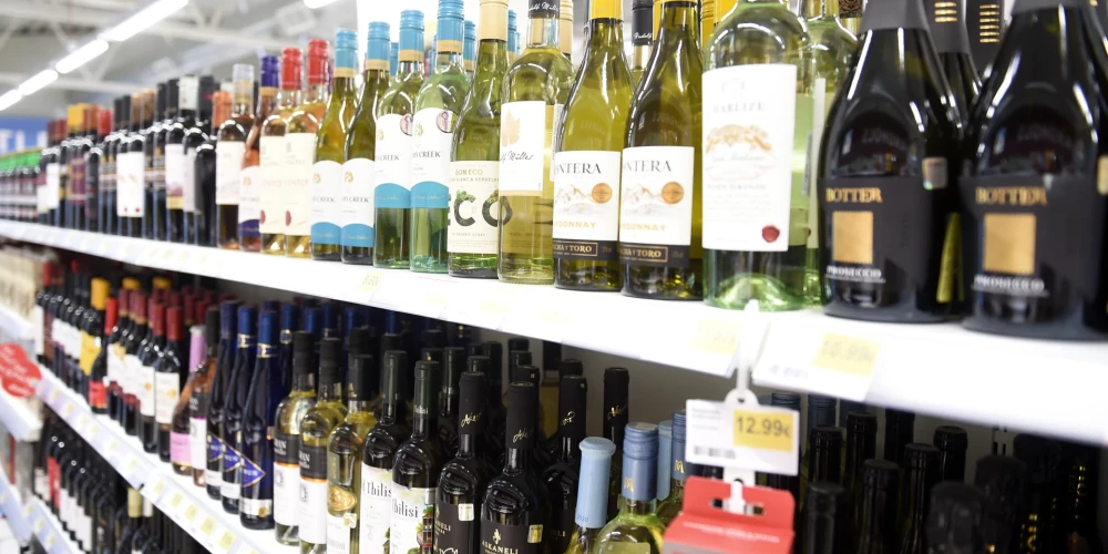  Turpmāk svētdienās alkoholiskos dzērienus vairs nevarēs iegādāties pirms plkst. 10.00 un pēc plkst. 18.00.