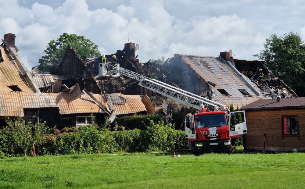 Policija izmeklē trešdien notikušo rindu mājas ugunsgrēku Salaspilī