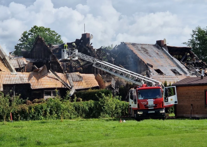 Policija izmeklē trešdien notikušo rindu mājas ugunsgrēku Salaspilī