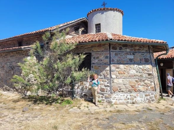 Pie klostera baznīcas.
