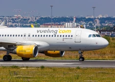 ВИДЕО: соцсети в шоке - еврейских детей выгнали из самолета авиакомпании Vueling, девушку повалили на пол и заковали в наручники