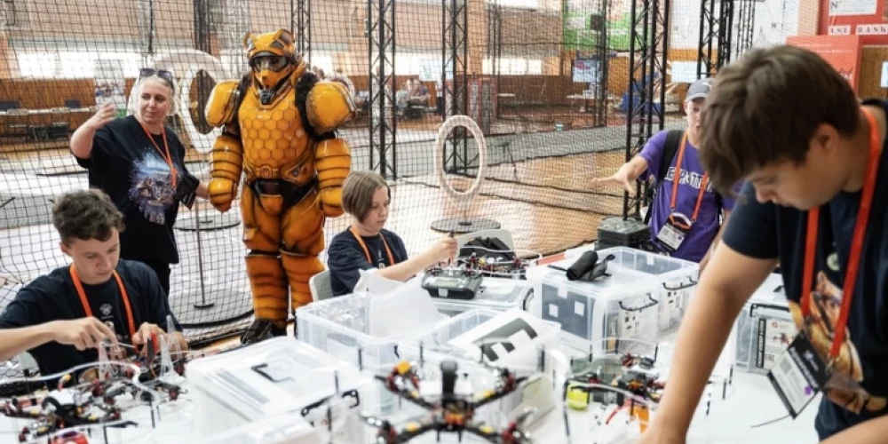 Skolniekus aktīvi iesaista dronu gatavošanā (ekrānuzņēmums no "Berloga" projekta vietnes)