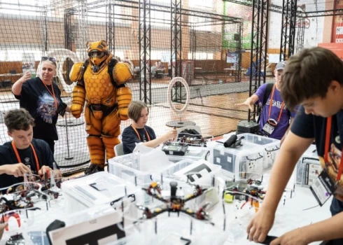 Skolniekus aktīvi iesaista dronu gatavošanā (ekrānuzņēmums no "Berloga" projekta vietnes)
