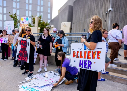 Protestētājas pie tiesas ēkas, prasot apsūdzēto hokejistu notiesāšanu (foto: Scanpix / Reuters)