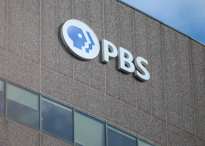 Tramps paraksta likumprojektu par finansējuma atcelšanu raidorganizācijām