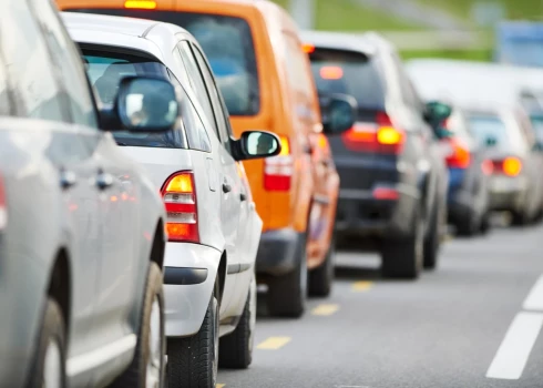 Piektdienas pēcpusdienā satiksme uz valsts autoceļiem Pierīgā būs palēnināta.