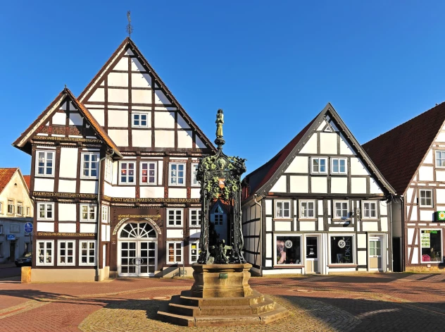 * Špringe ir maza pilsētiņa Lejassaksijā, kurā, pēc Otrā pasaules kara dzīvojuši un uzturējušies arī kara bēgļi no Latvijas.