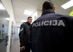 Piedraudēja ar ieroci un iepūta lombarda darbiniekam sejā asaru gāzi – policija aizturējusi laupītāju