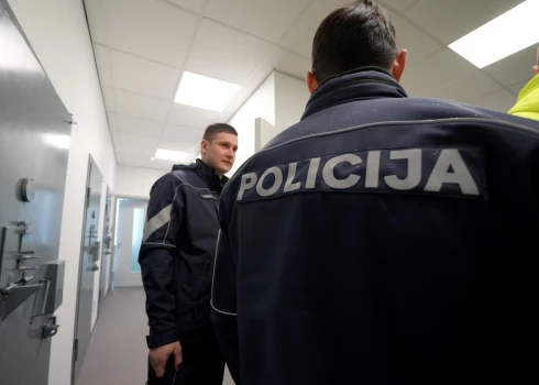 Aizturētais vīrietis savu vainu gan laupīšanā, gan laupīšanas mēģinājumā atzīst. 