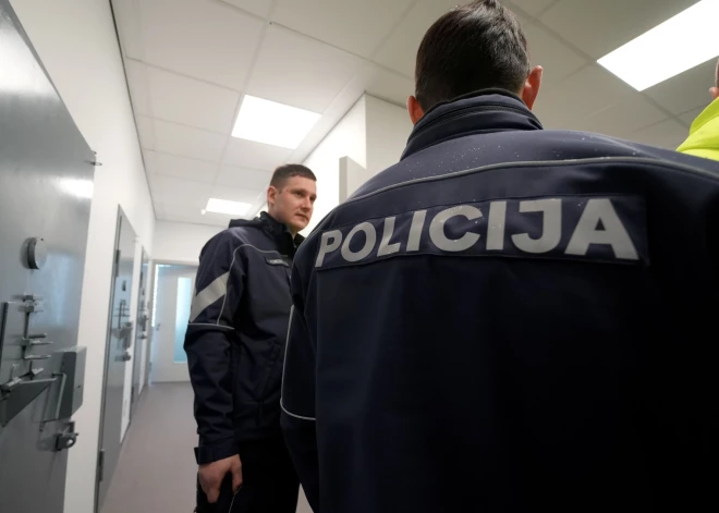 Piedraudēja ar ieroci un iepūta lombarda darbiniekam sejā asaru gāzi – policija aizturējusi laupītāju