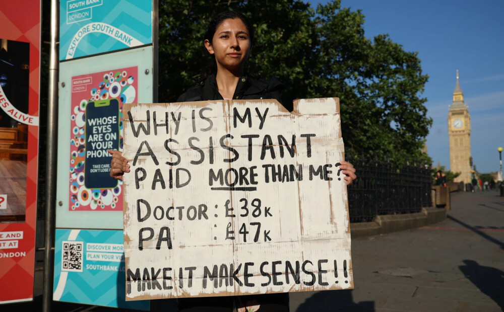 Tūkstošiem ārstu Lielbritānijā sāk piecu dienu streiku