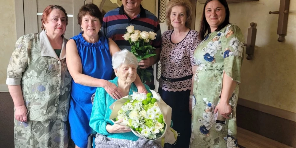 Felicija Steļmaka ar saviem radiem un viesiem savā 102. dzimšanas dienā.