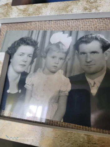 Felicija Steļmaka jaunībā ar vīru un meitu.