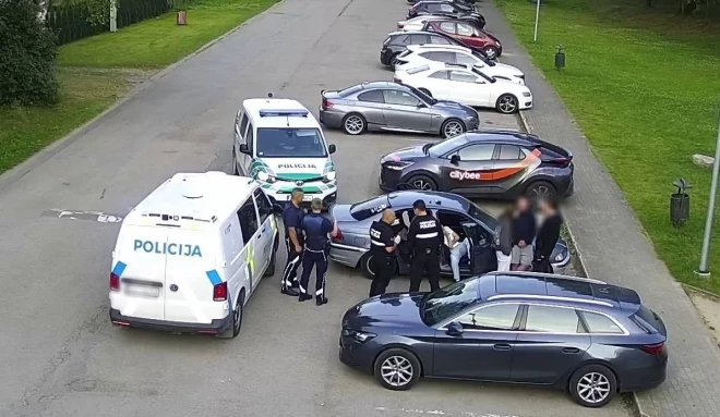 Pie Ulbrokas ezera pludmales pašvaldības policija “sašņorēja” jauniešus, kuri vizinājās ar gāzes pistoli.