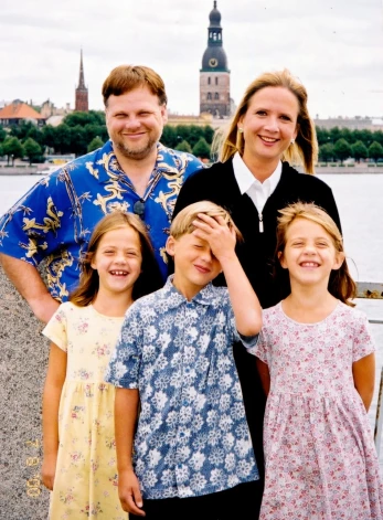 Lilita Ritmanis ar vīru un bērniem pirms daudziem gadiem Rīgā