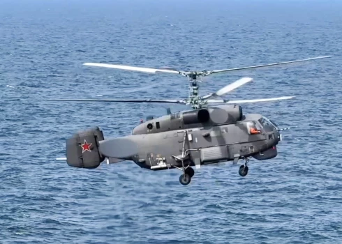 Krievijas militāro spēku helikopters virs Baltijas jūras 2025. gada 23. jūnijā.