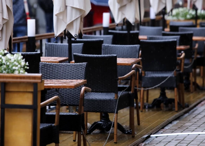 Дождь, +14 и пустые террасы: погода прогнала туристов из Латвии в июне, но еще есть шанс