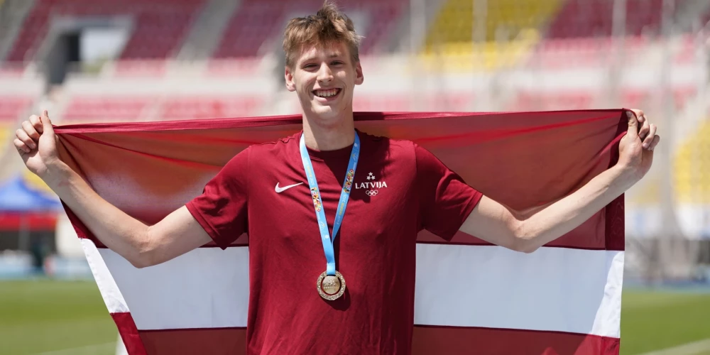 Latvijas sportists Toms Samauskis apbalvošanas ceremonijā.