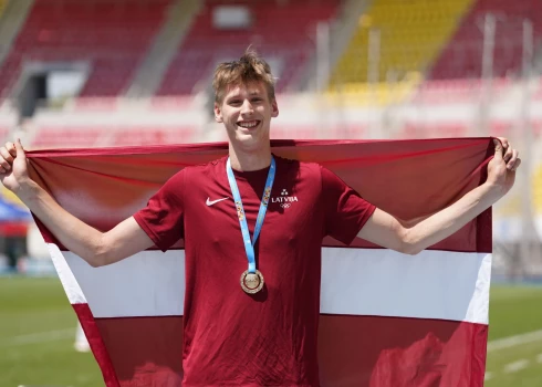 Latvijas sportists Toms Samauskis apbalvošanas ceremonijā.