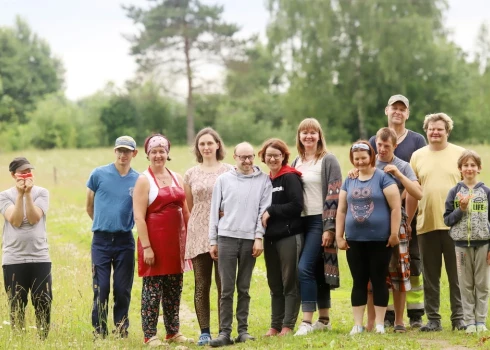 “Camphill” kustība ir starptautiska, mērķis ir izmaiņas sabiedrībā, jo iepriekš cilvēki ar garīga rakstura traucējumiem atradās vai nu aprūpes namos, vai arī bija noslēgti ģimenēs un dzīvoja vien četrās sienās. Pirmsākumos Rožkalnu veidotāji uzrunāja pašvaldību vadītājus, bērnunamus, internātskolas, meklējot iemītniekus, paši pirmie ciematnieki vēl joprojām šeit dzīvo.