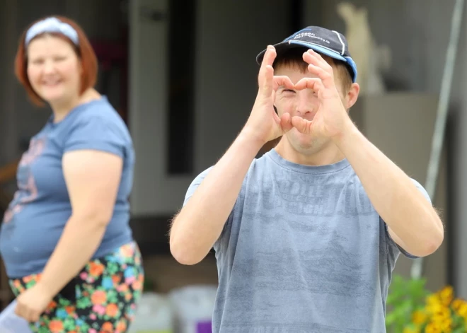 Par “Camphill” kustību Latvijā joprojām dzirdējis retais, bet tāds ciemats jau daudzus gadus veiksmīgi darbojas Valmieras pusē – “Rožkalni” Rencēnu pagastā. Šeit dzīvo un darbojas cilvēki ar garīgās attīstības traucējumiem, palīdzot cits citam, te tiek radīta iespēja katram izpausties un likt lietā savas spējas.