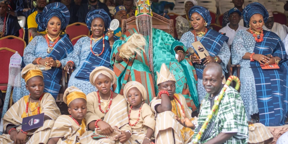 Āfrikā turīgajās aprindās daudzsievība ir izplatīta. Attēlā – Osogbo pilsētas karalis ar savām četrām sievām un bērniem Nigērijā. (Foto: Shuttersrock)
