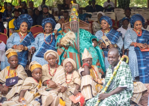 Āfrikā turīgajās aprindās daudzsievība ir izplatīta. Attēlā – Osogbo pilsētas karalis ar savām četrām sievām un bērniem Nigērijā. (Foto: Shuttersrock)