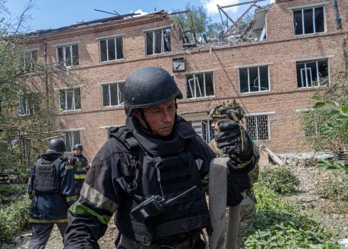 Glābēji pie Harkivas tuberkulozes slimnīcas pēc krievu bombardēšanas (foto: Scanpix / AP)