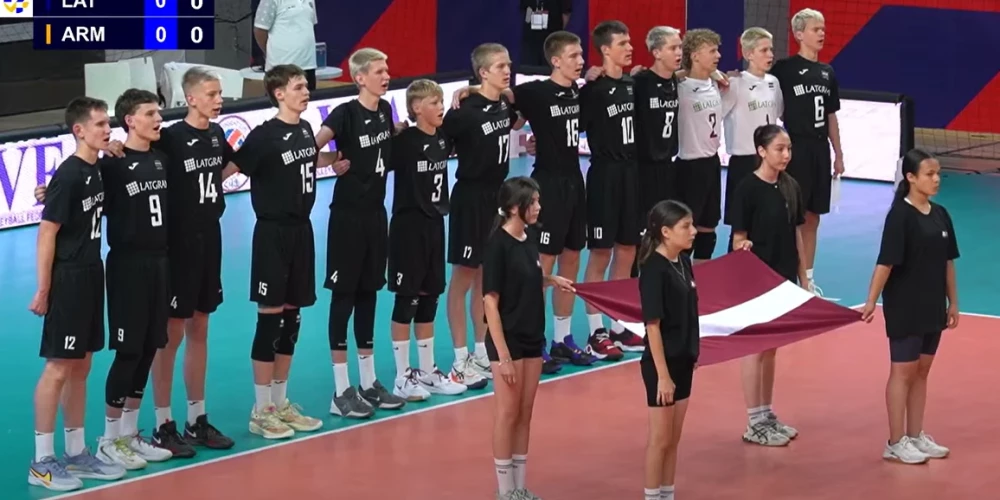 Latvijas U-16 izlases puiši pirms spēles (ekrānuzņēmums no video)