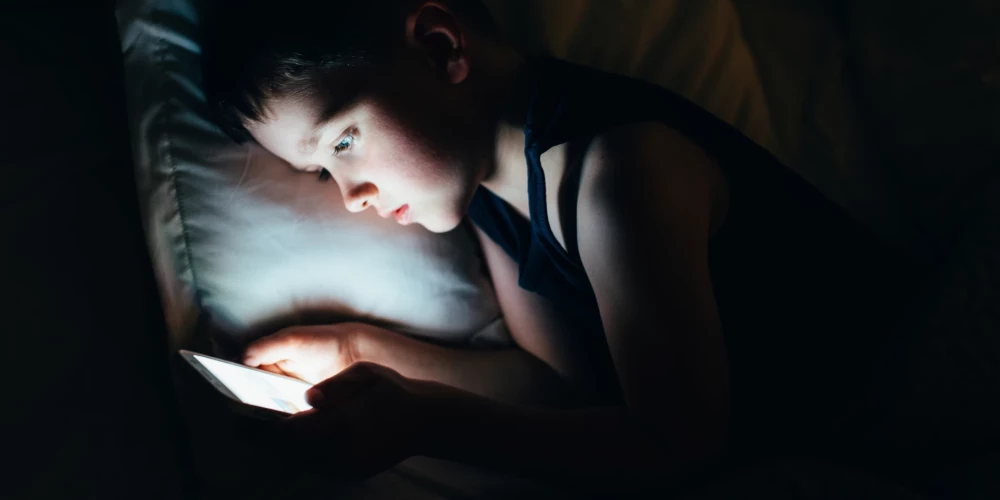 Puika ar viedtālruni (foto: Shutterstock)