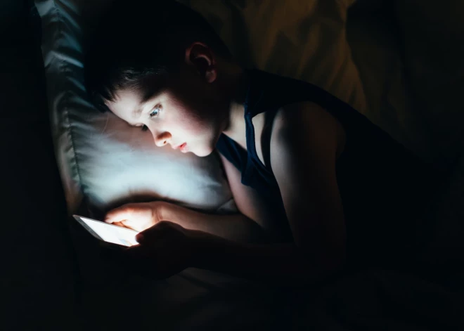 Eiropas Komisija izstrādājusi vadlīnijas un lietotni, lai pasargātu bērnus no interneta kaitīgās ietekmes