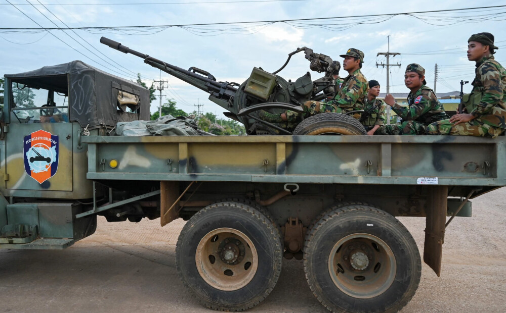 Brīdina nebraukt uz populārajiem tūrisma mērķiem Taizemi un Kambodžu, tur var sākties karš