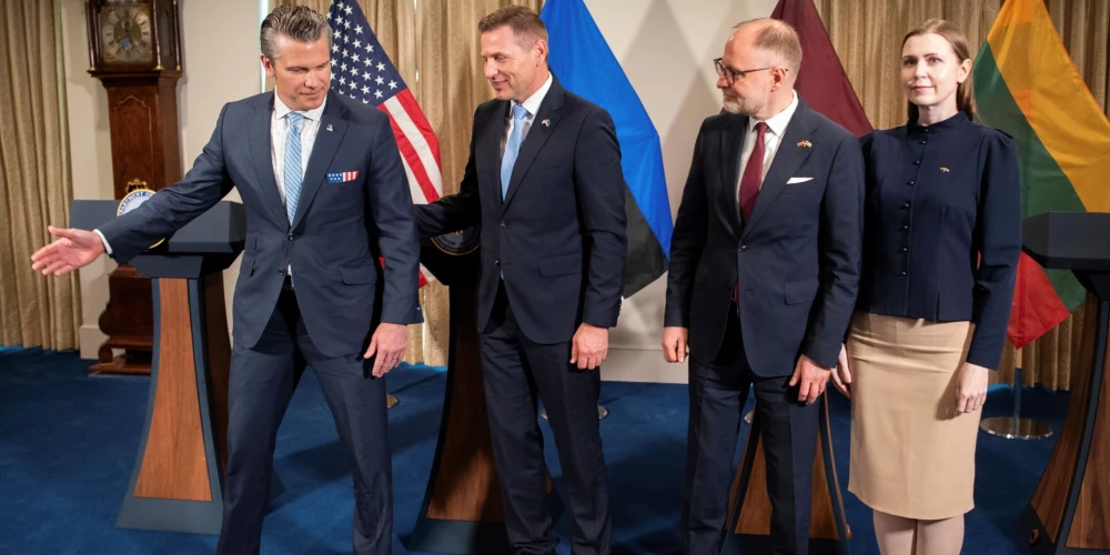 No kreisās: ASV aizsardzības ministrs Pīts Hegsets, Igaunijas aizsardzības ministrs Hanno Pevkurs, Latvijas aizsardzības ministrs Andris Sprūds un Lietuvas aizsardzības ministre Dovile Šakaliene (foto: Scanpix / AP)