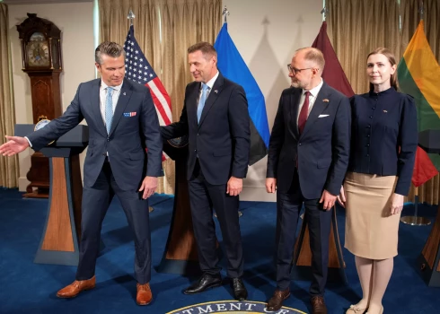 No kreisās: ASV aizsardzības ministrs Pīts Hegsets, Igaunijas aizsardzības ministrs Hanno Pevkurs, Latvijas aizsardzības ministrs Andris Sprūds un Lietuvas aizsardzības ministre Dovile Šakaliene (foto: Scanpix / AP)