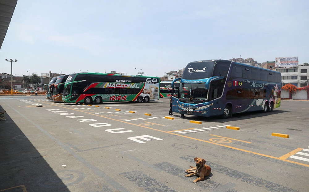 Peru Andos autobuss nobrauc no ceļa un iegāžas aizā; daudz mirušo