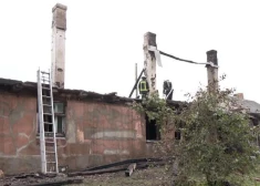 "Невозможно было понять, где мужчина, где женщина": пожар в Добеле унес две жизни, дом полностью сгорел