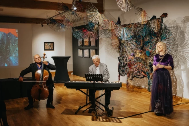 Легендарное событие — это был первый раз в жизни, когда родственники выступили вместе: маэстро Раймондс Паулс, его двоюродный брат, виолончелист Иварс Паулс, и его дочь Гуна Паула-Рудане, флейтистка оркестра Латвийской Национальной оперы и балета.