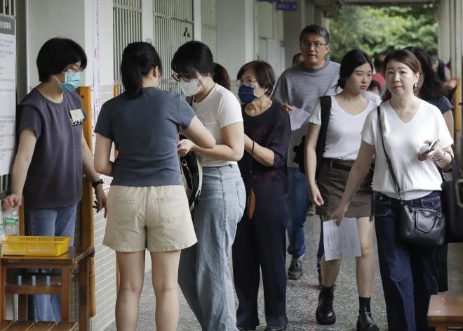 Taivānā notiek referendums par opozīcijas partijas deputātu atcelšanu, kuri to dēvē par varas sagrābšanas mēģinājumu